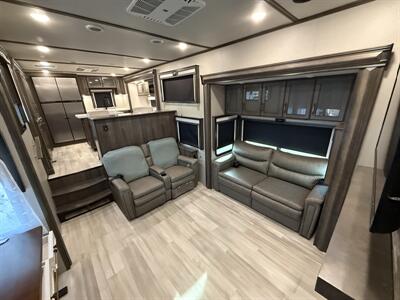 2022 Grand Design RV Solitude 390RK   - Photo 32 - Rillito, AZ 85654