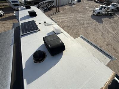 2022 Grand Design RV Solitude 390RK   - Photo 31 - Rillito, AZ 85654