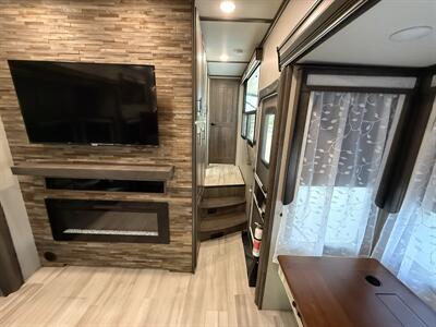 2022 Grand Design RV Solitude 390RK   - Photo 48 - Rillito, AZ 85654