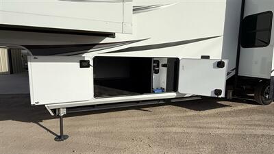 2022 Grand Design RV Solitude 390RK   - Photo 12 - Rillito, AZ 85654