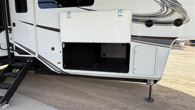 2022 Grand Design RV Solitude 390RK   - Photo 16 - Rillito, AZ 85654