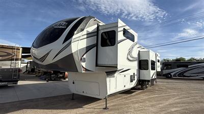 2022 Grand Design RV Solitude 390RK   - Photo 11 - Rillito, AZ 85654