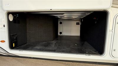 2022 Grand Design RV Solitude 390RK   - Photo 15 - Rillito, AZ 85654