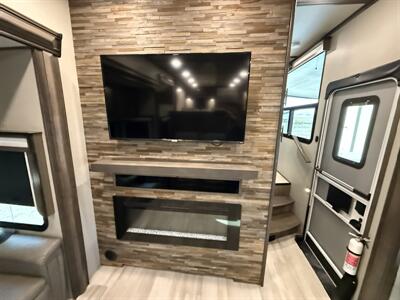 2022 Grand Design RV Solitude 390RK   - Photo 33 - Rillito, AZ 85654