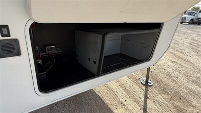 2022 Grand Design RV Solitude 390RK   - Photo 14 - Rillito, AZ 85654