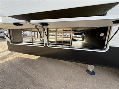 2022 Grand Design RV Solitude 390RK   - Photo 22 - Rillito, AZ 85654