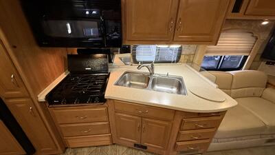 2009 Fleetwood Bounder 38F   - Photo 43 - Marana, AZ 85653