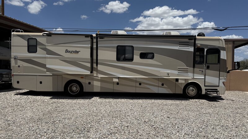 2009 Fleetwood Bounder 38F  