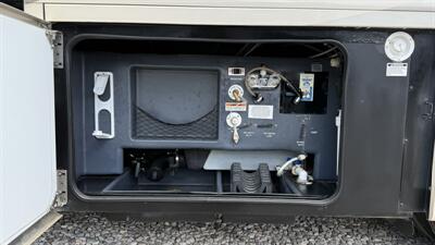 2009 Fleetwood Bounder 38F   - Photo 19 - Marana, AZ 85653