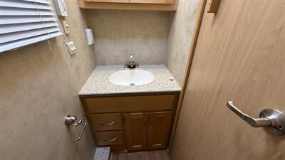 2006 Newmar Ventana 3330   - Photo 35 - Marana, AZ 85653