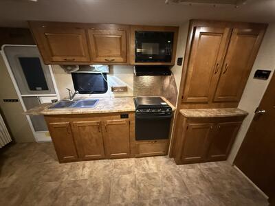 2016 Lance Lance 2295 - Photo 20 - Rillito, AZ 85654