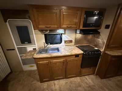2016 Lance Lance 2295 - Photo 24 - Rillito, AZ 85654