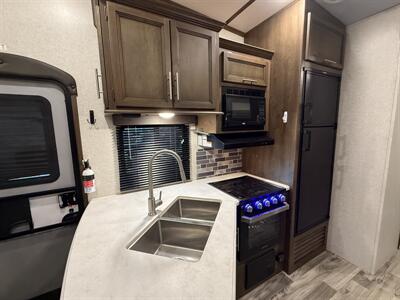 2021 Keystone Cougar 32BHS   - Photo 36 - Marana, AZ 85653