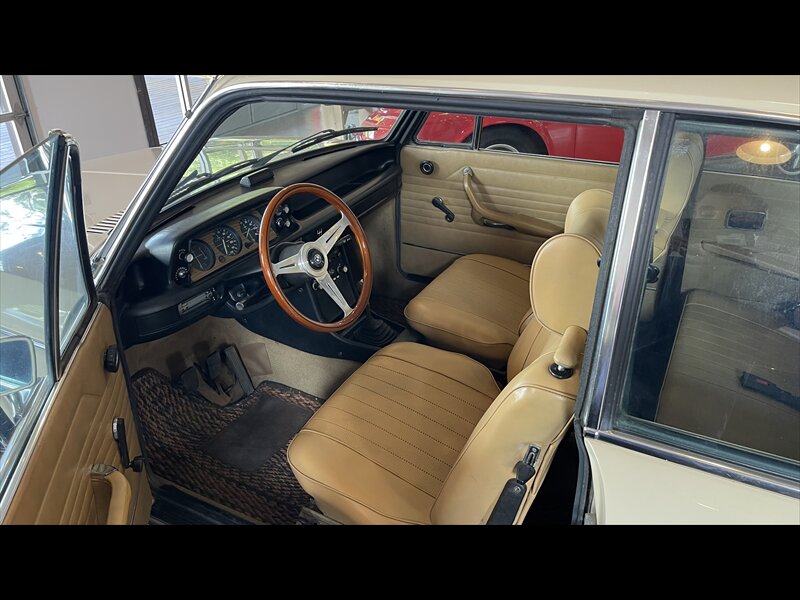 1974 BMW 2002   - Photo 6 - Nashville, TN 37203