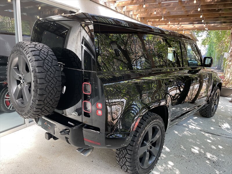 2023 Land Rover Defender 110 V8   - Photo 4 - Nashville, TN 37203