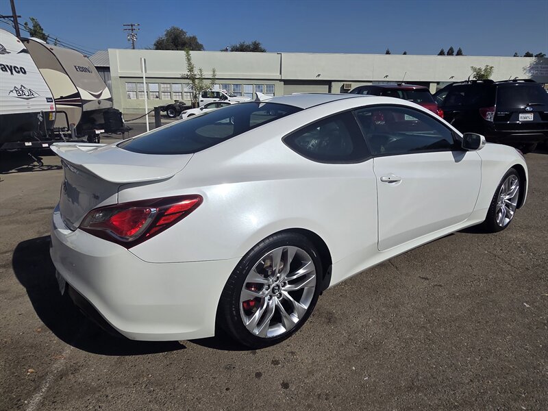 2013 Hyundai Genesis Coupe 3.8 Track photo 3
