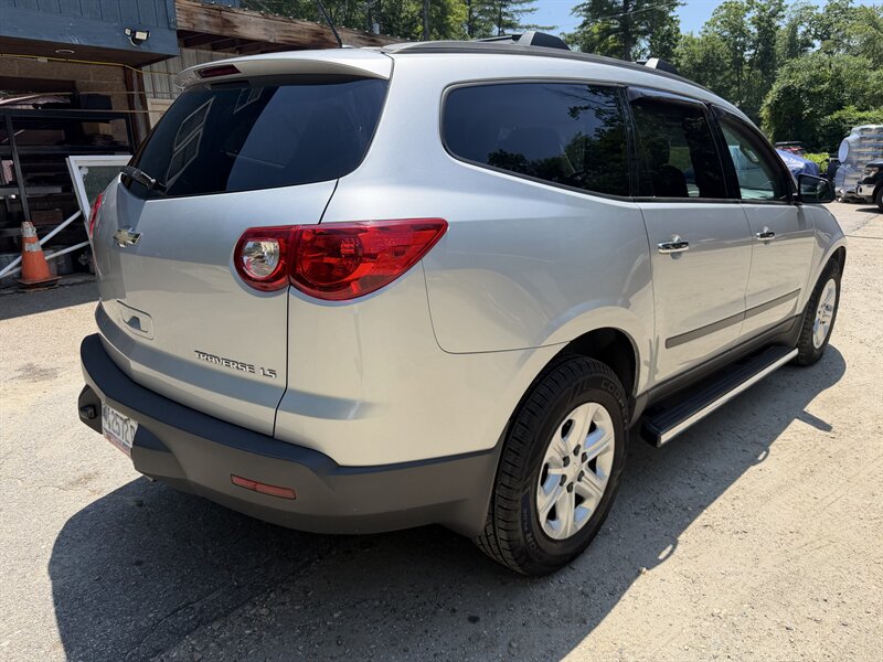 2012 Chevrolet Traverse LS - Photo 5 - Winchester, NH 03470