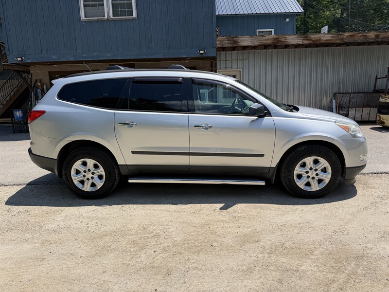 2012 Chevrolet Traverse LS - Photo 4 - Winchester, NH 03470