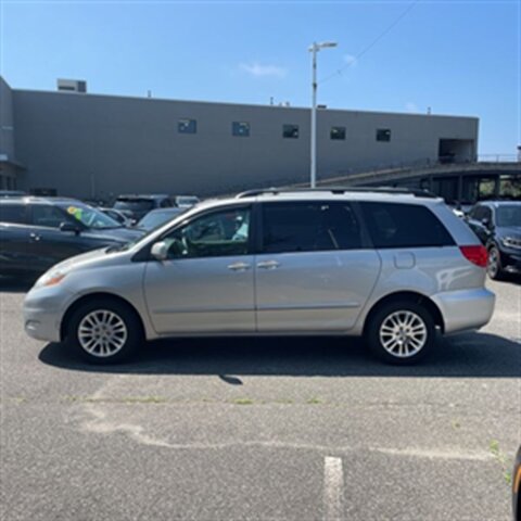 2010 Toyota Sienna XLE - Photo 2 - Winchester, NH 03470