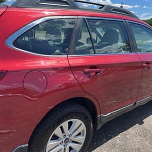 2017 Subaru Outback 2.5i   - Photo 8 - Winchester, NH 03470