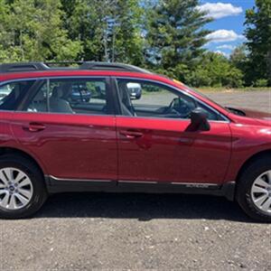 2017 Subaru Outback 2.5i   - Photo 9 - Winchester, NH 03470