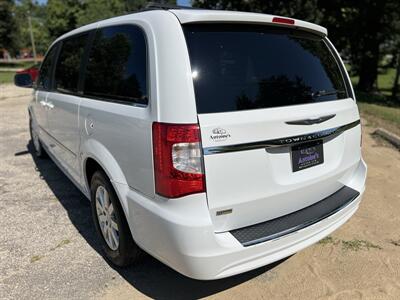 2014 Chrysler Town and Country Touring   - Photo 5 - Springfield, IL 62702