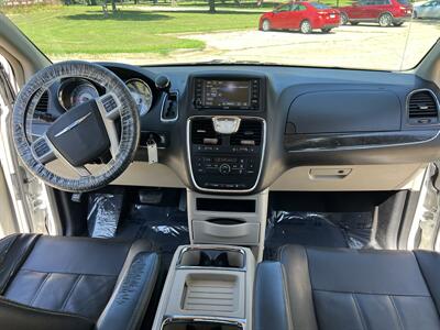 2014 Chrysler Town and Country Touring   - Photo 22 - Springfield, IL 62702
