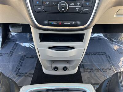 2014 Chrysler Town and Country Touring   - Photo 26 - Springfield, IL 62702