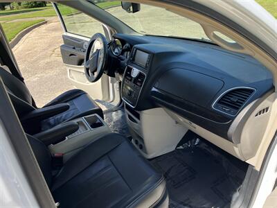 2014 Chrysler Town and Country Touring   - Photo 17 - Springfield, IL 62702