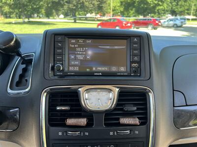 2014 Chrysler Town and Country Touring   - Photo 24 - Springfield, IL 62702