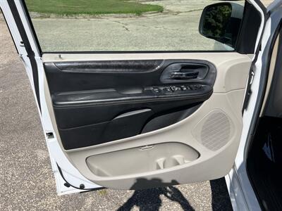2014 Chrysler Town and Country Touring   - Photo 15 - Springfield, IL 62702
