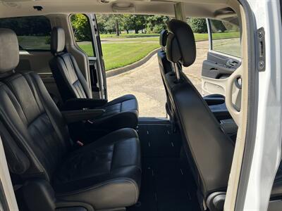 2014 Chrysler Town and Country Touring   - Photo 19 - Springfield, IL 62702