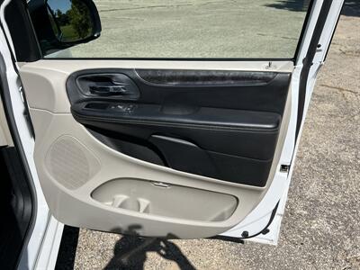 2014 Chrysler Town and Country Touring   - Photo 18 - Springfield, IL 62702