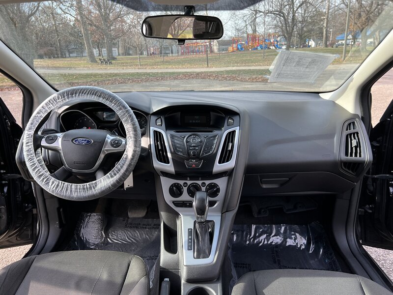 2012 Ford Focus SE photo 22