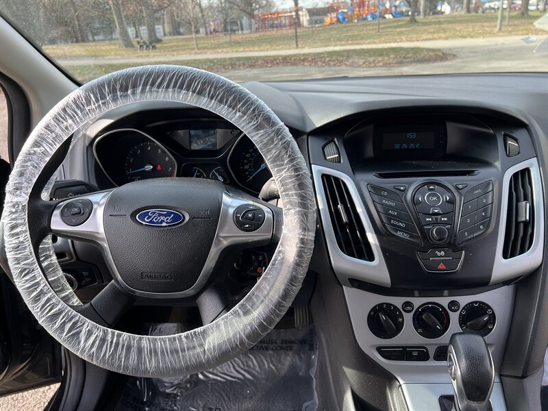 2012 Ford Focus SE photo 23