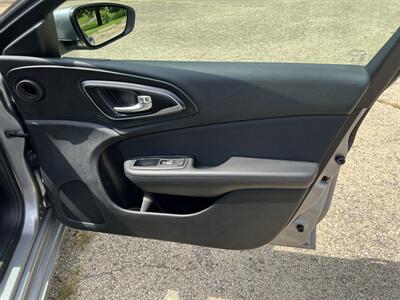 2016 Chrysler 200 Limited Platinum - Photo 19 - Springfield, IL 62702