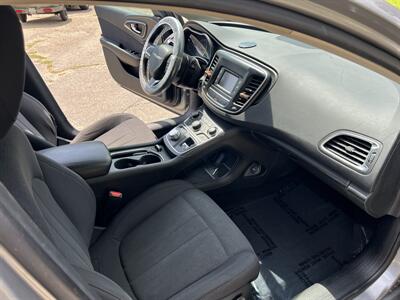 2016 Chrysler 200 Limited Platinum - Photo 18 - Springfield, IL 62702