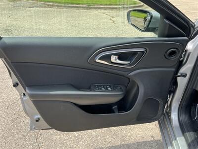 2016 Chrysler 200 Limited Platinum - Photo 15 - Springfield, IL 62702