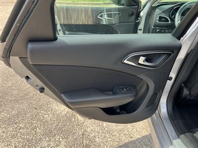 2016 Chrysler 200 Limited Platinum - Photo 17 - Springfield, IL 62702