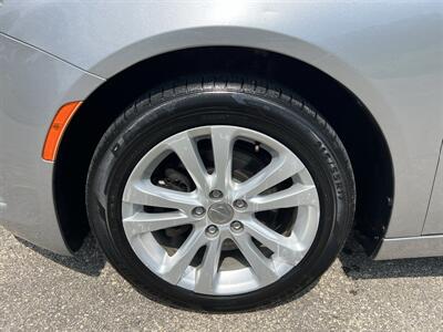 2016 Chrysler 200 Limited Platinum - Photo 13 - Springfield, IL 62702