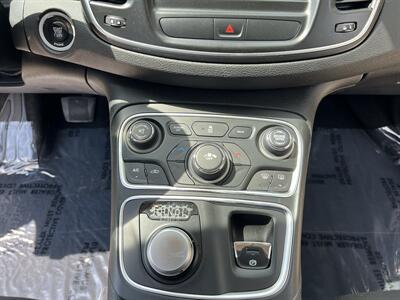 2016 Chrysler 200 Limited Platinum - Photo 25 - Springfield, IL 62702