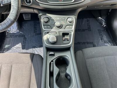 2016 Chrysler 200 Limited Platinum - Photo 26 - Springfield, IL 62702