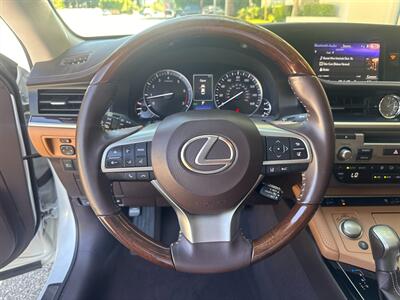 2018 Lexus ES 350   - Photo 22 - Valley Village, CA 91607