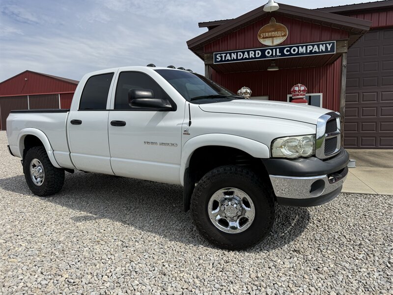 Bright White Clearcoat/Bright Silver Clearcoat Met 2004 Dodge RAM 2500 ST Quad Cab 4WD Pickup Truck Four-Wheel Drive Automatic