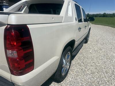 2013 Chevrolet Avalanche LTZ Black Diamond - Photo 7 - Shirley, IN 47384