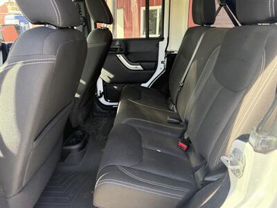 2015 Jeep Wrangler Unlimited Rubicon   - Photo 16 - Shirley, IN 47384