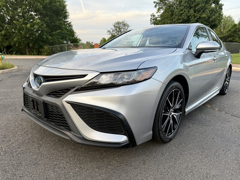 2022 Toyota Camry Hybrid SE - Photo 1 - Manassas, VA 20110