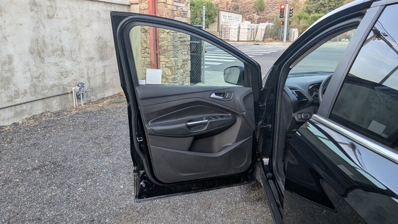 2017 Ford Escape SE - Photo 35 - Canyon Country, CA 91351