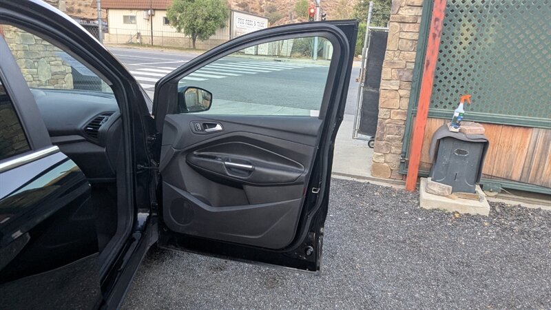 2017 Ford Escape SE - Photo 37 - Canyon Country, CA 91351