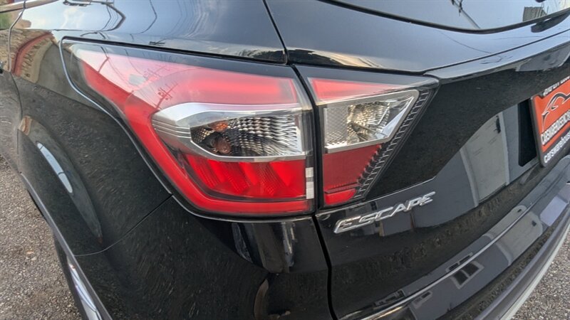 2017 Ford Escape SE - Photo 16 - Canyon Country, CA 91351